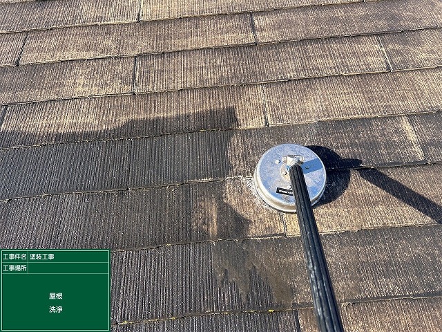 松原市別所のI様邸 スレート屋根の高圧洗浄 ロータリーノズルで洗浄前後の境界がはっきり分かる様子