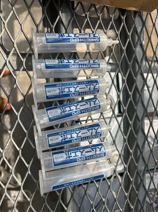 ひび割れ補修に使用するエポキシ系注入材スムースエポの注入器が複数本並んでいる様子