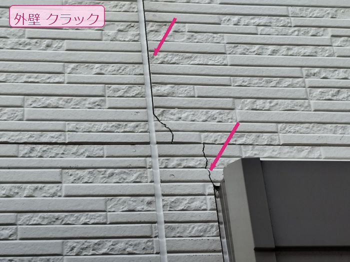 八尾市曙川東T様邸 サイディング外壁に縦方向に走るクラック（ひび割れ）2か所