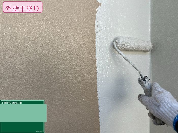 八尾市太子堂H様邸 縦リブ金属サイディング外壁の中塗り塗布中 職人の手元クローズアップ