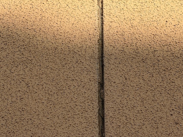 松原市別所のI様邸 モルタル外壁に走る深い縦方向のクラック（ひび割れ）クローズアップ