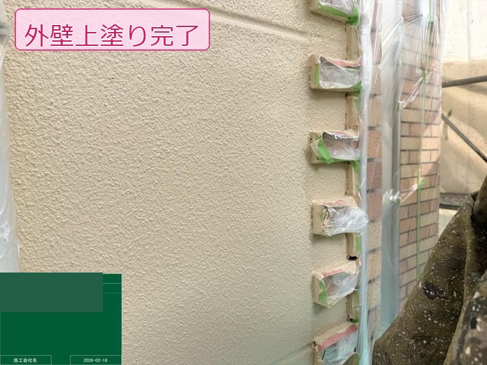 八尾市高安町 ALC外壁の上塗り完了。均一なベージュ系の塗膜が仕上がった様子