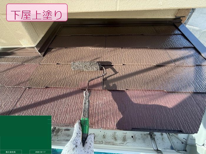 八尾市南安町M様邸 下屋の外壁際を職人がローラーで丁寧に上塗り塗装している際塗り作業