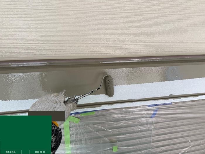 八尾市曙川東のT様邸 シャッターボックスにローラーで中塗りを行っている塗装工程