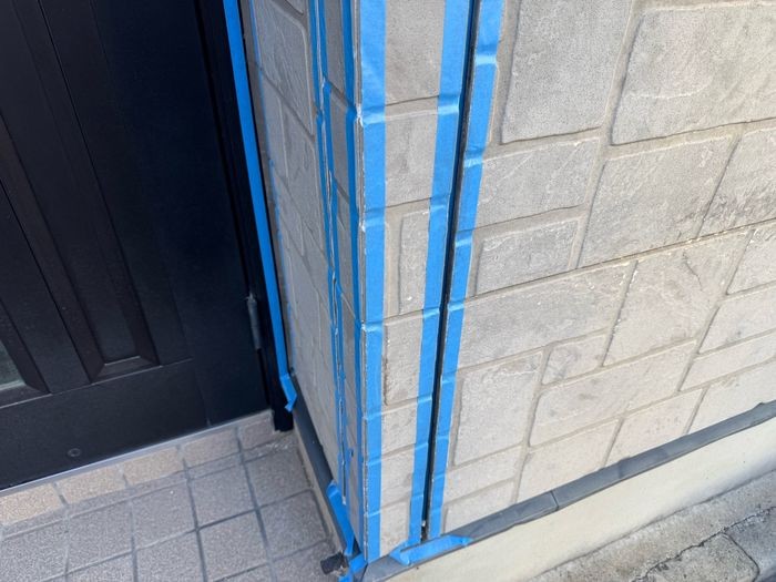 松原市別所 外壁目地のシーリング前マスキングテープ養生