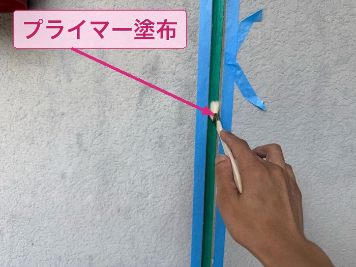 大阪市平野区 外壁目地 シーリングプライマー塗布の様子