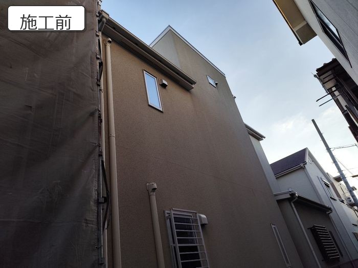 八尾市太子堂のO様邸 背面のリシン外壁 施工前の色あせと汚れの状態
