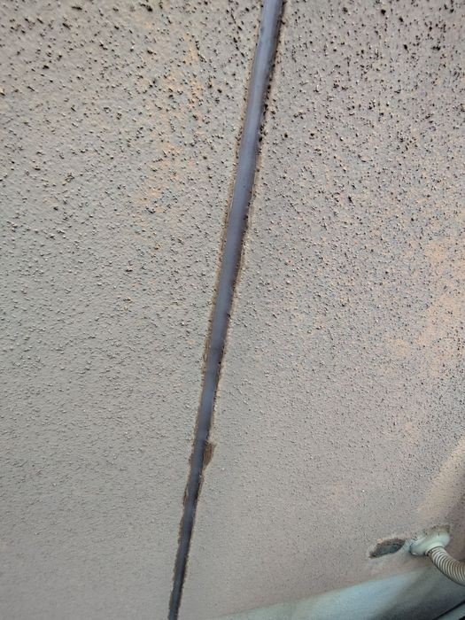 松原市M様邸 外壁目地シーリングの劣化・黒変状態