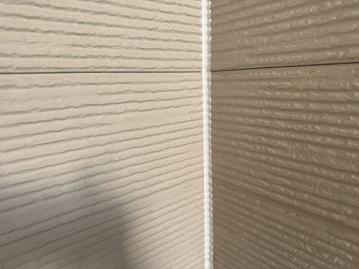 八尾市曙川東のT様邸 マスキングテープ養生後に確認された外壁の深いクラック（ひび割れ）