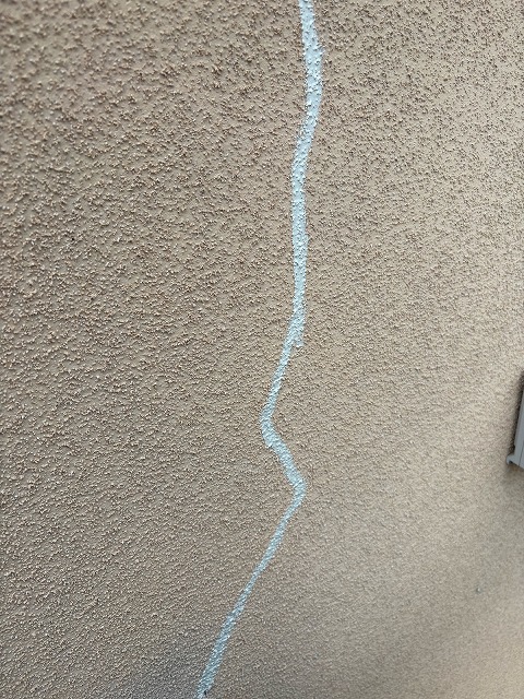 松原市別所のI様邸 モルタル外壁のクラックにシーリング材を充填した施工後のクローズアップ