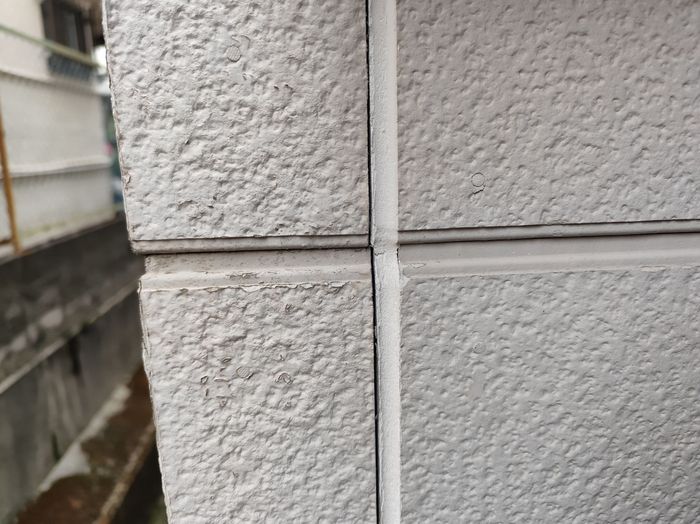 松原市別所 外壁サイディング目地コーキングの劣化・破断の様子