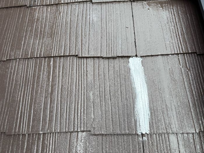 松原市別所のT様邸 スレート屋根の中塗り後・上塗り前のひび割れ補修 スレート目地に白いシーリング材が充填されているクローズアップ