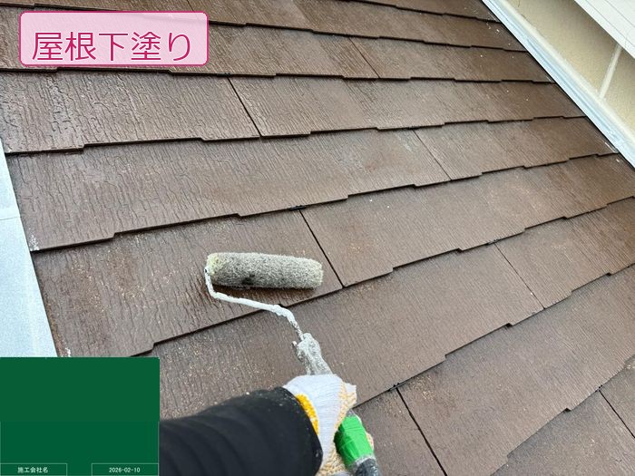 八尾市高安町 スレート屋根に下塗りをローラーで施工している様子