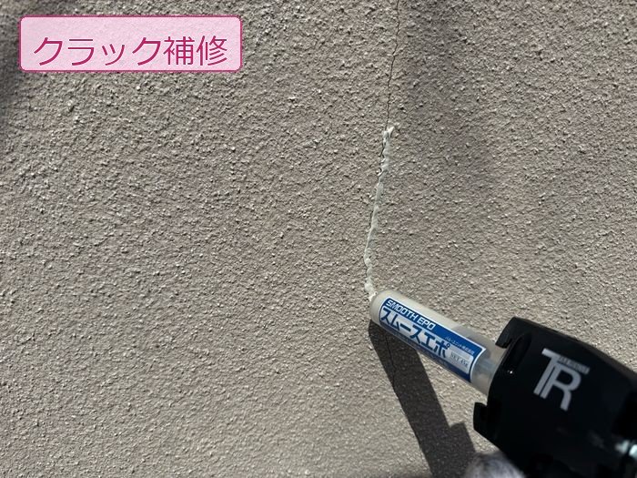 八尾市久宝寺のY様邸 外壁モルタルのクラック補修の様子