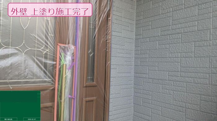 松原市大堀のU様邸 外壁上塗り完了後 玄関ドア横のサイディング面が均一な白に仕上がった状態