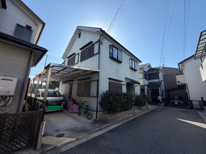 【堺市東区】築25年・初めての外壁塗装！シーリング打ち替えとフッ素塗装でベージュ系に一新