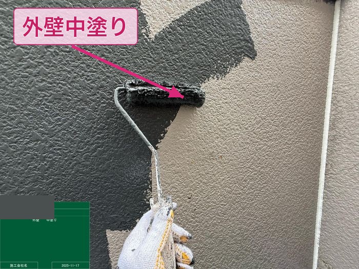 大阪市平野区 リシン面外壁 中塗り施工の様子