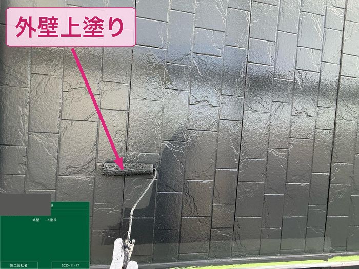 平野区喜連のアパート外壁上塗り作業中 石積み調サイディングに上塗りを進める変化の瞬間