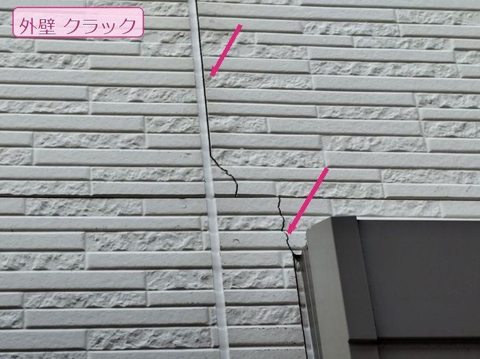 八尾市 外壁サイディングに発生した縦走クラック(ひび割れ)の施工前状態