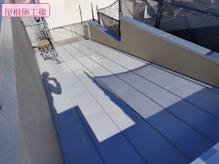 八尾市太子堂O様邸 遮熱塗料施工後の金属瓦棒屋根 ツヤのある白系の仕上がり