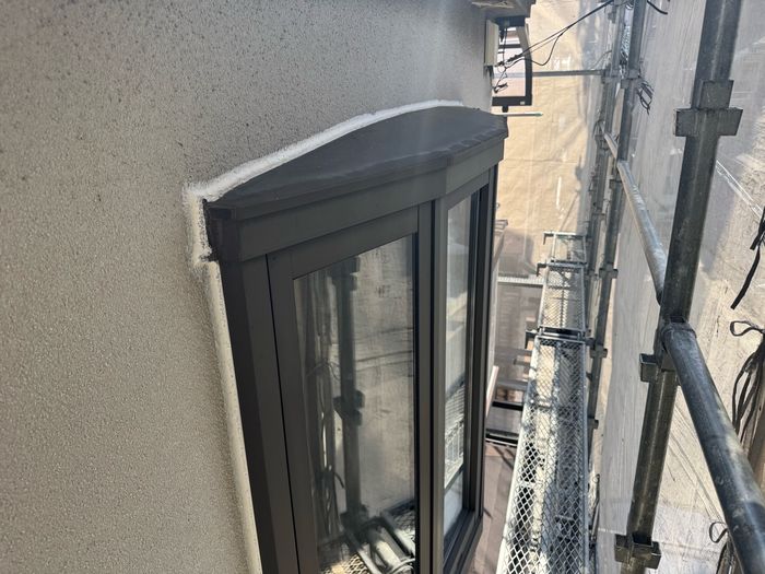 八尾市久宝寺のI様邸 出窓の上部から側面にかけて白いシーリング材を充填した状態