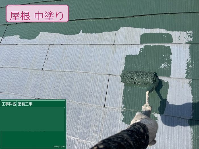 八尾市M様邸スレート屋根の中塗り施工中。グリーン系塗料を塗布