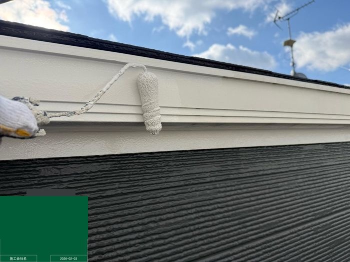 八尾市曙川東 破風板・軒天の下塗り施工中（ローラー使用）