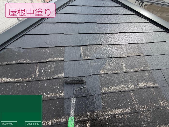松原市 O様邸屋根の中塗り施工中。上半分が塗装済みの状態