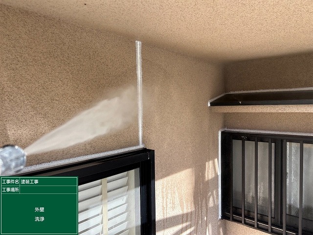 松原市別所のI様邸 モルタルリシン外壁のコーナー部分への高圧洗浄 細部まで丁寧に洗浄している様子