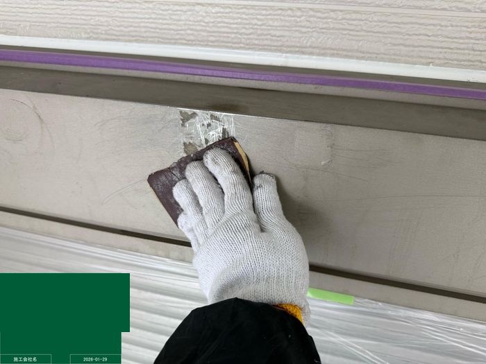 八尾市曙川東 シャッターボックスのケレン（サンドペーパーで旧塗膜・錆びを除去）