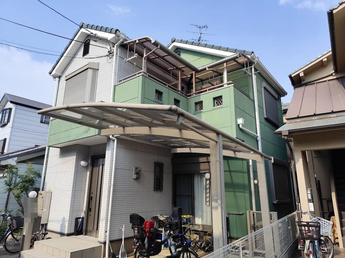 松原市阿保｜軒天の塗膜がペリペリ剥がれて下地が露出！ALC外壁と瓦屋根の劣化状態を診断