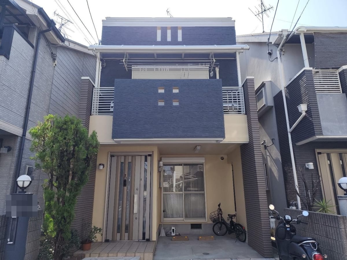 羽曳野市島泉のサイディング外壁とスレート屋根をシリコン塗料で修理！色褪せとクラックを丁寧に解消