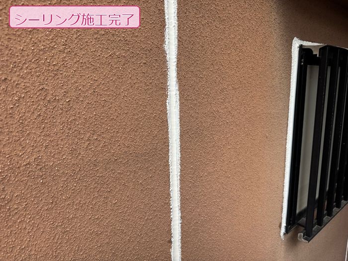 松原市I様邸 シーリングのヘラ均し。表面を平滑に仕上げる様子