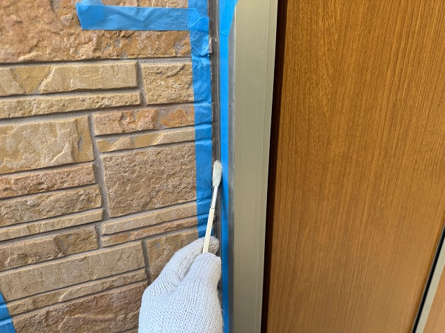 サッシプライマーを塗布します