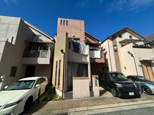 東大阪市の外壁塗装で後悔しないために｜30年持つと言われたセラミック塗料が8年で劣化した本当の理由