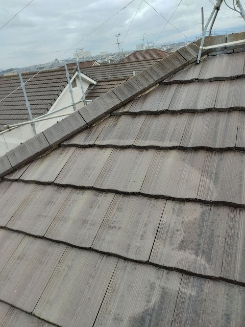 羽曳野市羽曳が丘にて外壁・屋根塗装工事で重要な高圧洗浄作業をご紹介！汚れが落ちました！