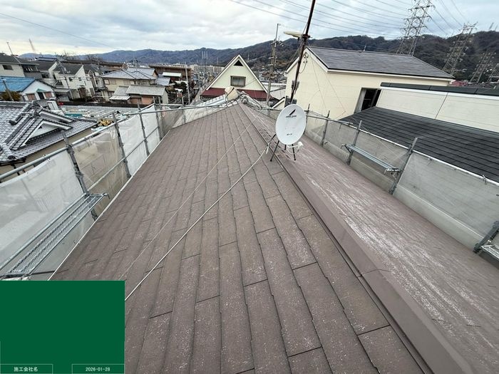 【八尾市曙川東】築25年塗膜が劣化したスレート屋根塗装！タスペーサーで縁切りまで