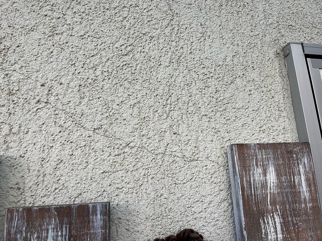 【大東市】微弾性フィラーを下地として、吹き付けの外壁に塗装しました。