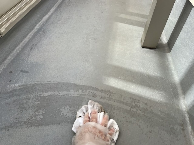 ウエスで床を拭き上げる