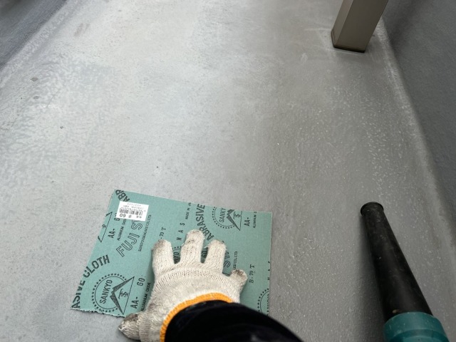 サンドペーパーで床面を研磨