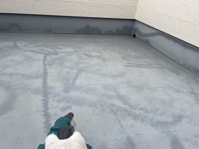 ブロワーで粉塵を吹き飛ばす