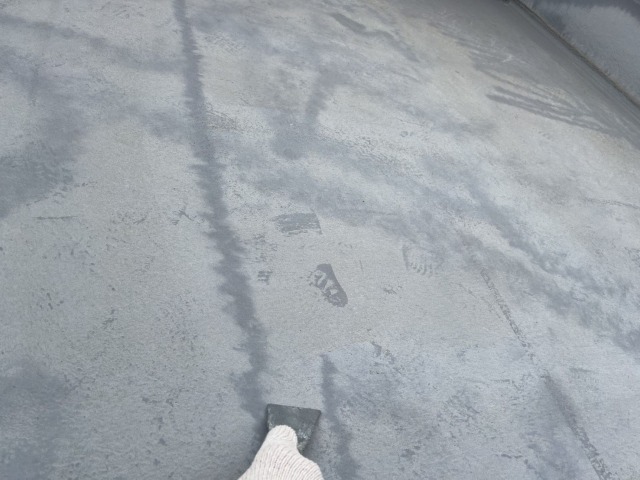 浮いた塗膜をケレン棒で剥がす