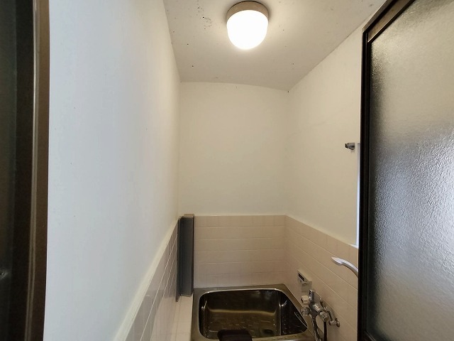 大阪市東住吉区杭全にて浴室のカビが気になると塗装依頼を受け現地調査へ伺いました。