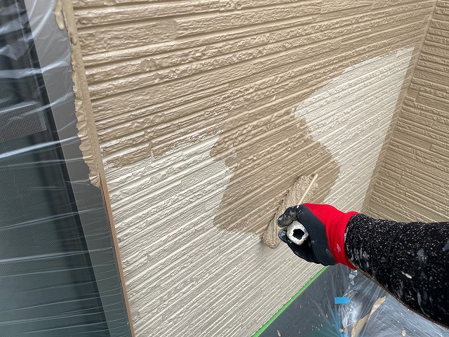 平野区加美東にて外壁塗装下塗りと中塗り（フッ素樹脂塗料）で色が変わりました！