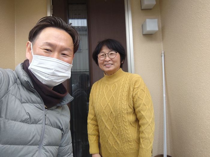 八尾市太子堂のO様邸 外壁・屋根・ベランダ防水工事の完工 お客様と松本の記念写真