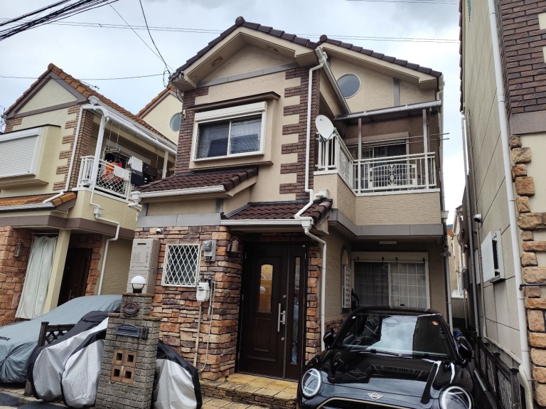 【東大阪市日下町】「壁の亀裂から水が入りそう」とお悩みのお宅の現地調査。亀裂をシーリングで埋める提案をしました。