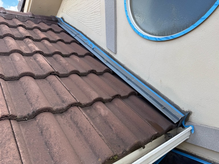 【東大阪市日下町】モルタル外壁に走るクラックから雨水侵入の不安。目地と開口部のシーリング工事で徹底補修しました