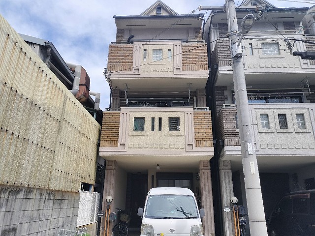 大阪市平野区加美北にて築２０年を迎え外壁と屋根の傷みが気になるとお問合せを頂き現地調査へ。