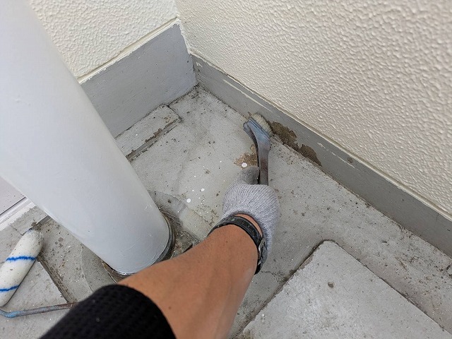 プライマー塗布共用廊下・階段　巾木プライマー塗布