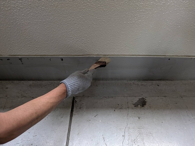 共用廊下・階段　巾木プライマー塗布